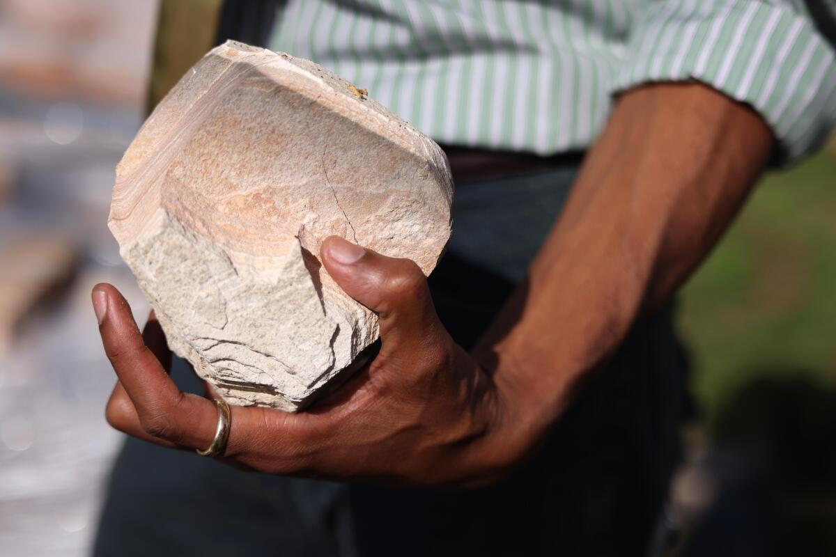 Hall sostiene una parte de una chimenea.