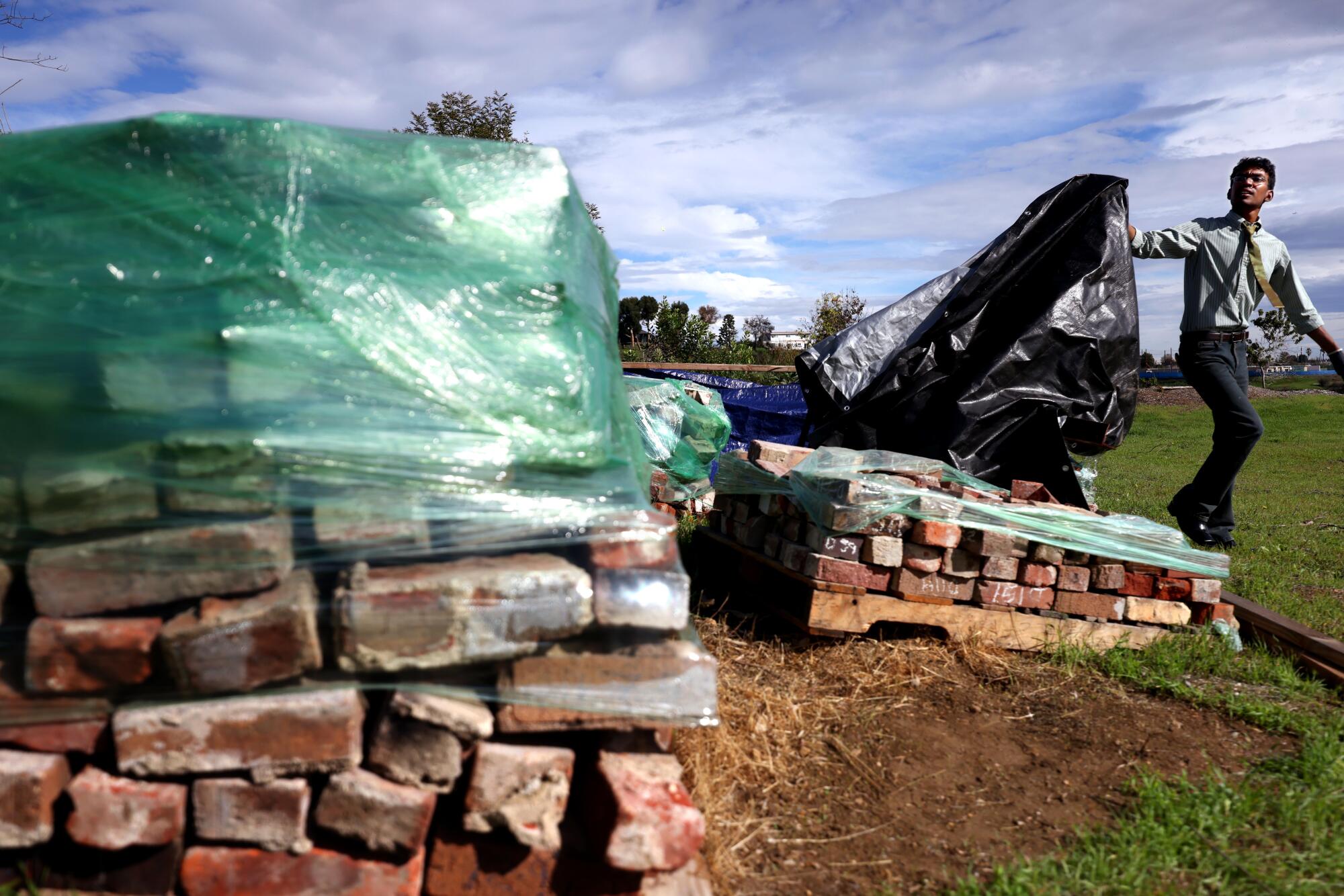 Hall descubre montones de ladrillos recogidos de chimeneas