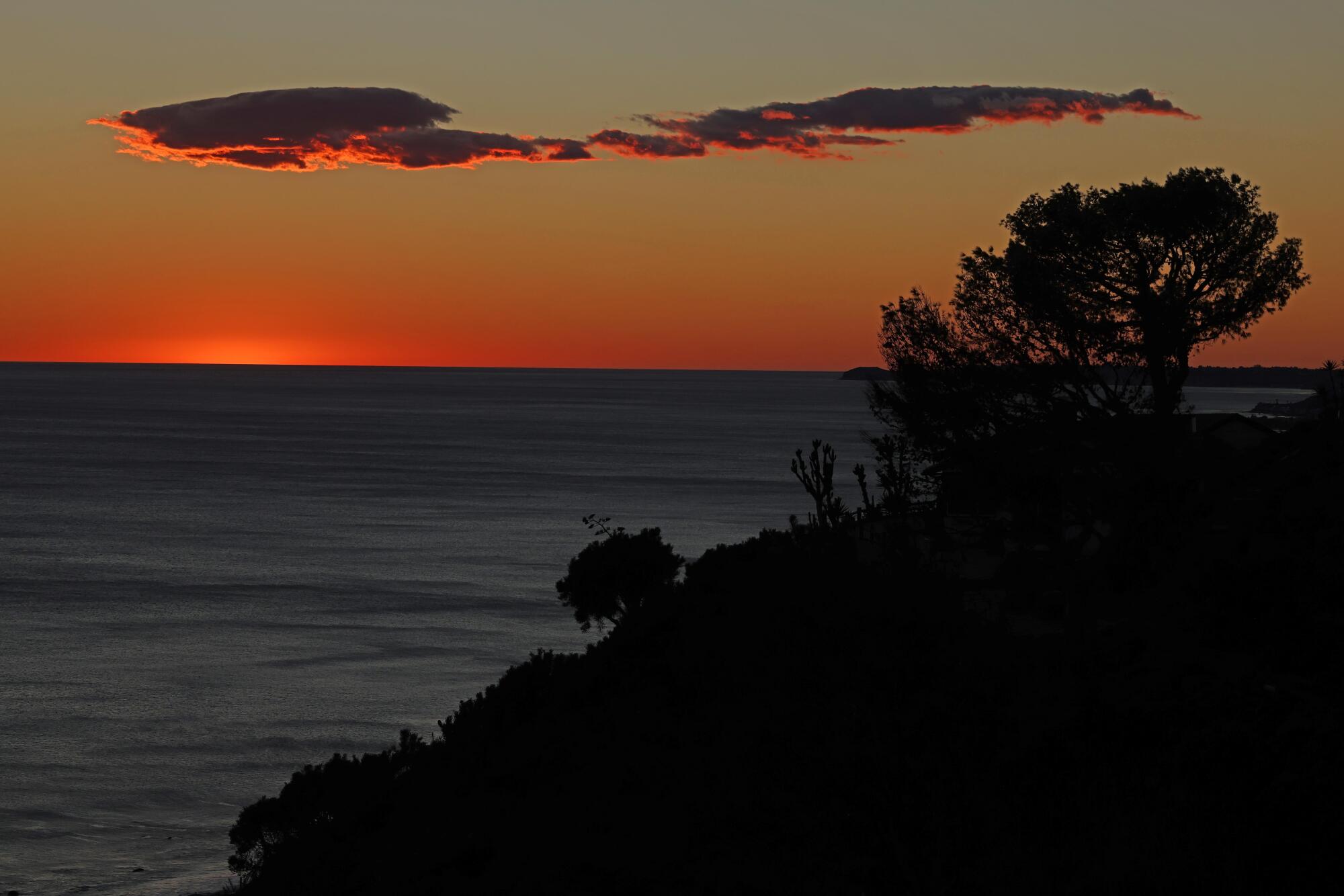 El sol se pone sobre la propiedad de Kraig Hill destruida en el incendio de Palisades.