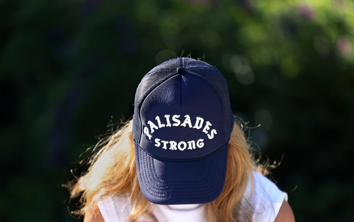 Eleanor Keare, residente de Pacific Palisades que perdió su casa en el incendio de Palisades, viste "Empalizadas fuertes" sombrero.