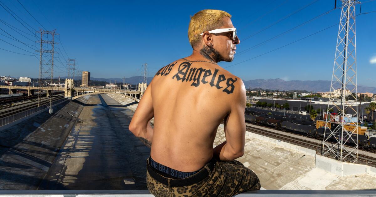 Influencer va ‘detrás de la cremallera de la tienda’ de la crisis de las personas sin hogar en Los Ángeles