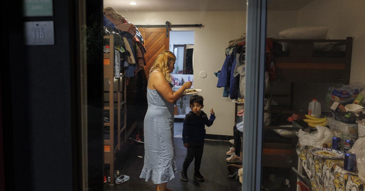 La pérdida de fondos federales podría dejar a miles de personas sin hogar en el condado de Los Ángeles