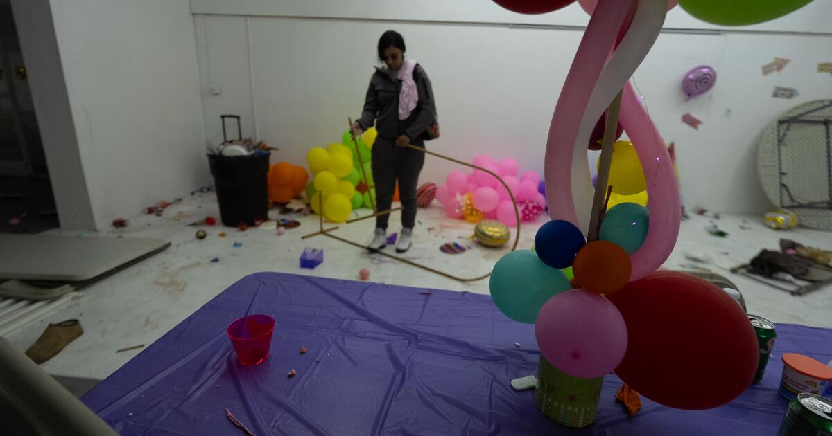 Dentro del salón de banquetes de Stockton donde fueron masacrados los niños, los padres regresan a una escena de horror