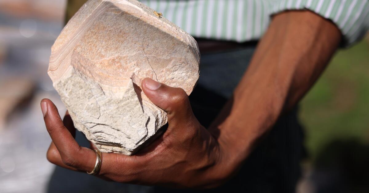 Las chimeneas recuperadas del incendio de Palisades son un monumento tangible a la indescriptible pérdida de Los Ángeles